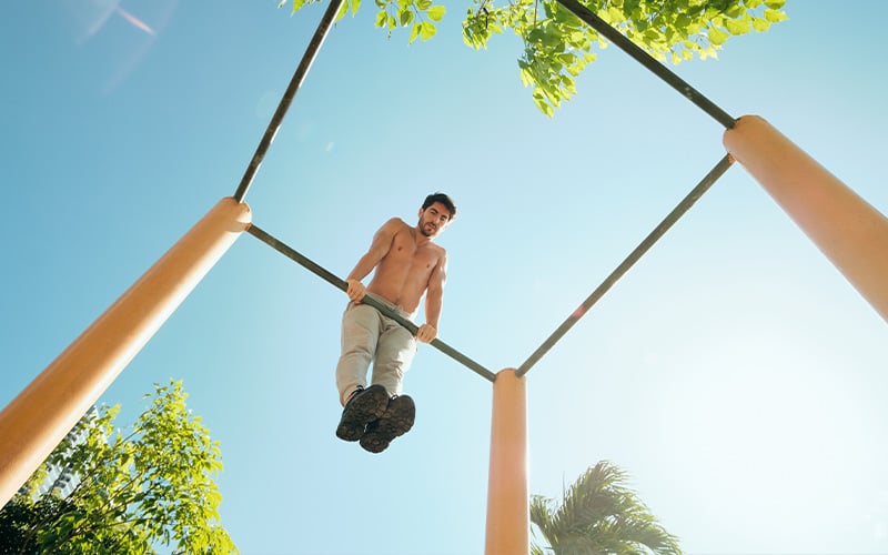 esercizi calisthenics alla sbarra