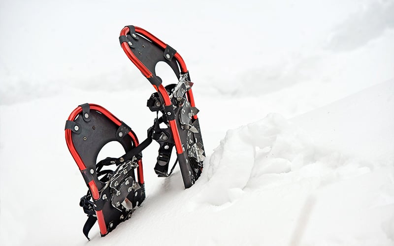 camminare sulla neve con le ciaspole