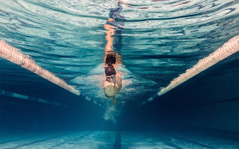 nuotare al mare o in piscina